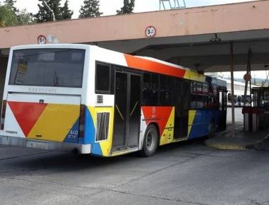 Μεγάλη αναστάτωση σε λεωφορείο του ΟΑΣΘ: Έσπασε το τζάμι της πόρτας και ο οδηγός κατέβασε τους επιβάτες (βίντεο)